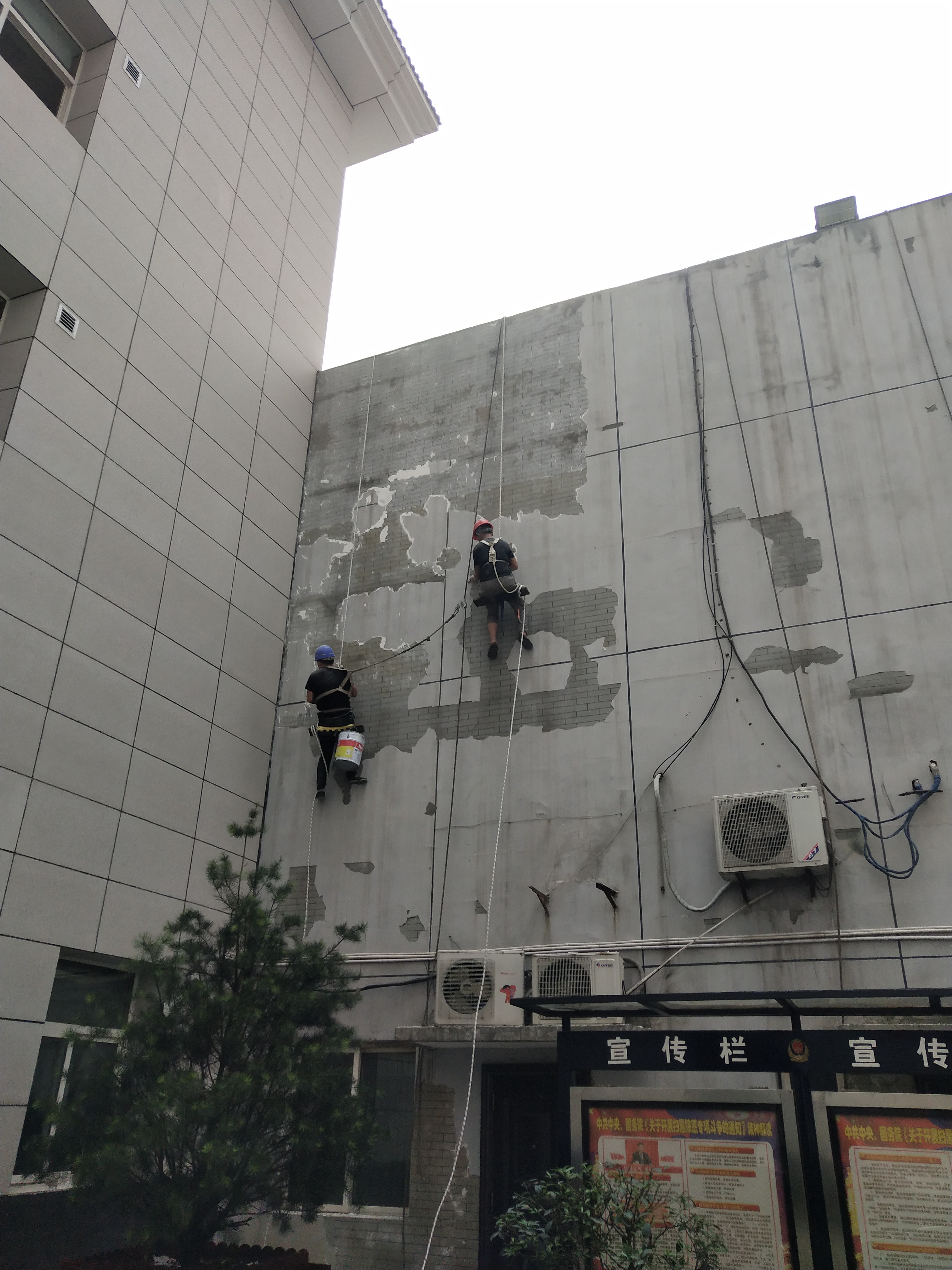 西安蜘蛛人维修外墙渗水飘窗渗水高空作业周全建筑公司