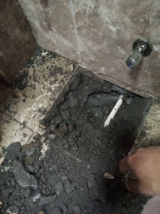 卫生间水管漏水照片图片